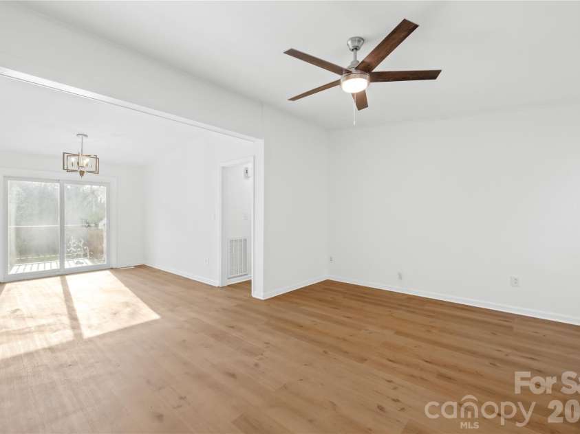 8122 Strawberry Point Drive, Charlotte, NC 28215.  MLS# CAR4357578, YatesRealty ID 7233. 