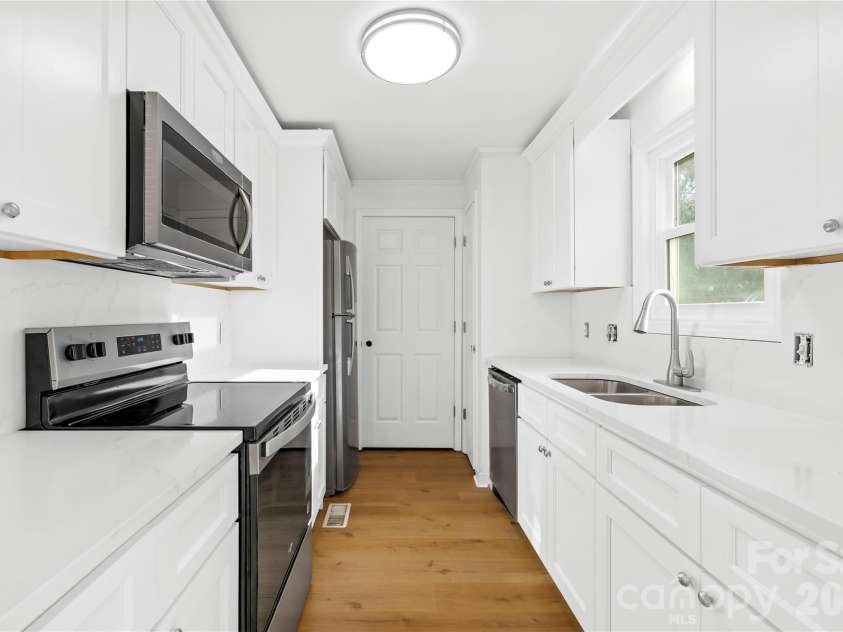 8122 Strawberry Point Drive, Charlotte, NC 28215.  MLS# CAR4357578, YatesRealty ID 7233. 