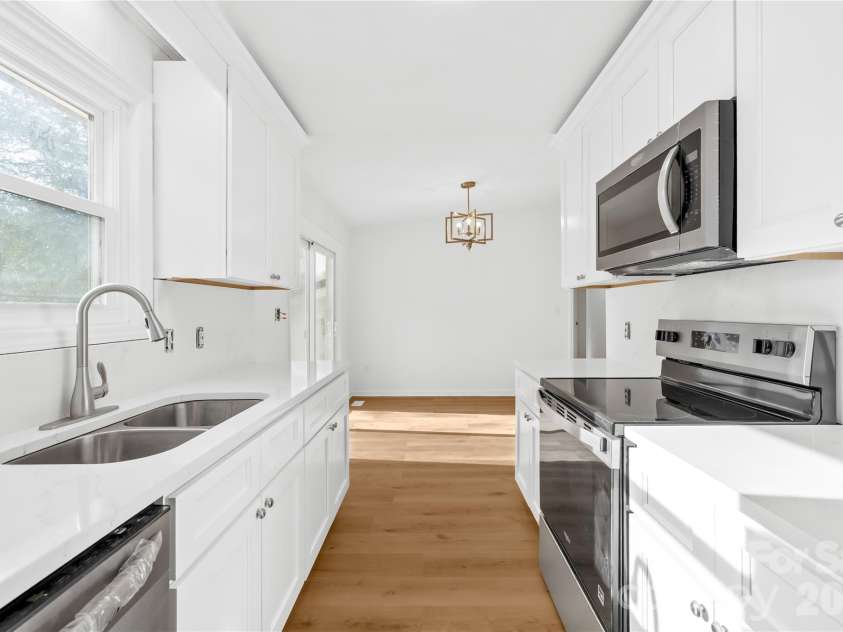 8122 Strawberry Point Drive, Charlotte, NC 28215.  MLS# CAR4357578, YatesRealty ID 7233. 