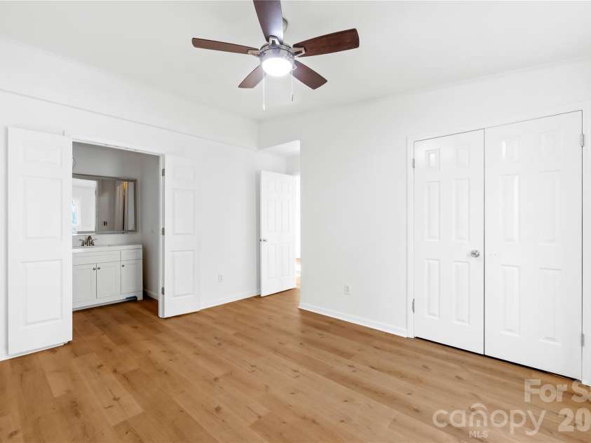8122 Strawberry Point Drive, Charlotte, NC 28215.  MLS# CAR4357578, YatesRealty ID 7233. 