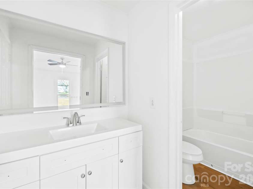 8122 Strawberry Point Drive, Charlotte, NC 28215.  MLS# CAR4357578, YatesRealty ID 7233. 