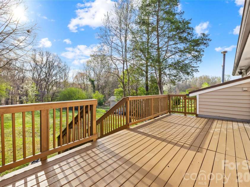 8122 Strawberry Point Drive, Charlotte, NC 28215.  MLS# CAR4357578, YatesRealty ID 7233. 