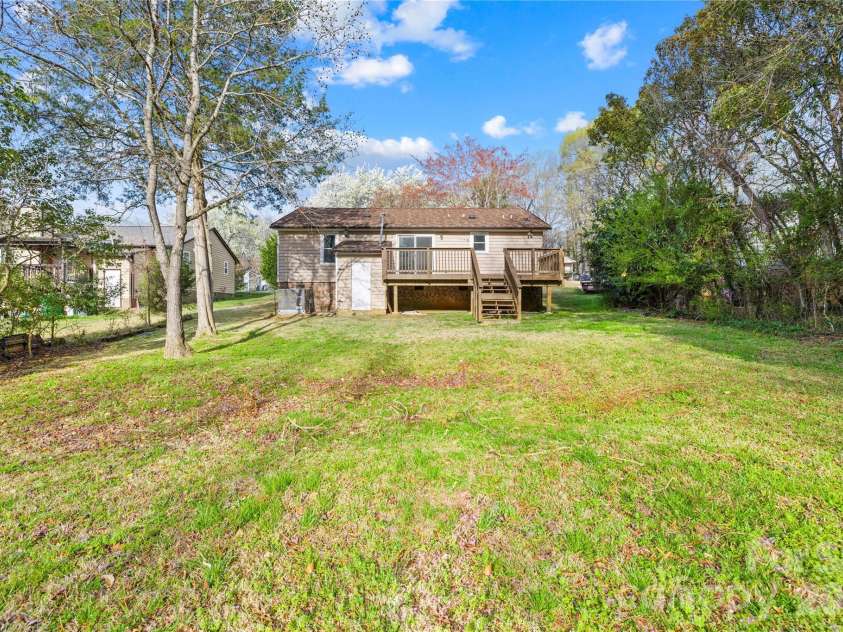 8122 Strawberry Point Drive, Charlotte, NC 28215.  MLS# CAR4357578, YatesRealty ID 7233. 