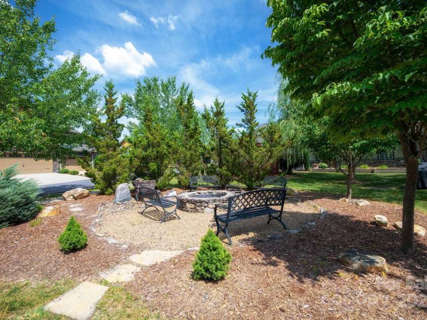 76 Creekside View Drive, Asheville, NC 28804.  MLS# CAR4265172, YatesRealty ID 7234. Outdoor Fire Pit