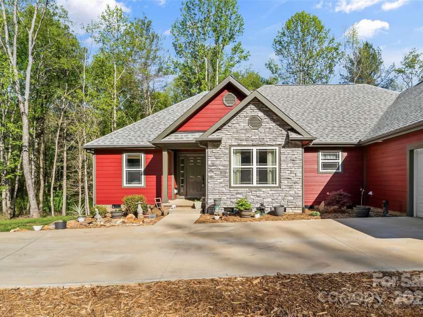 3381 Peninsula Pointe Drive, Valdese, NC 28690.  MLS# CAR4249000, YatesRealty ID 7236. 
