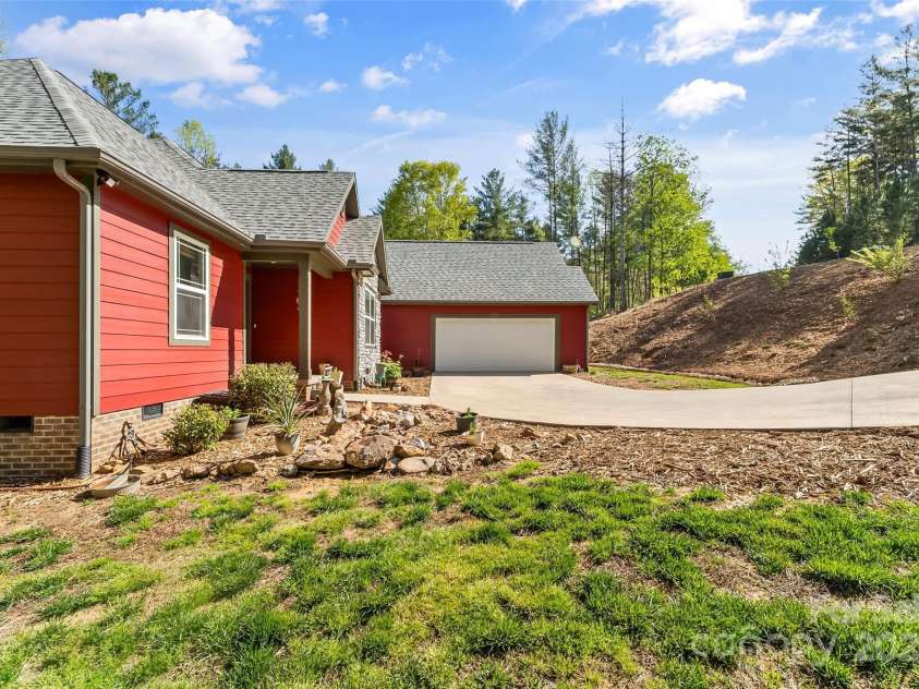 3381 Peninsula Pointe Drive, Valdese, NC 28690.  MLS# CAR4249000, YatesRealty ID 7236. 
