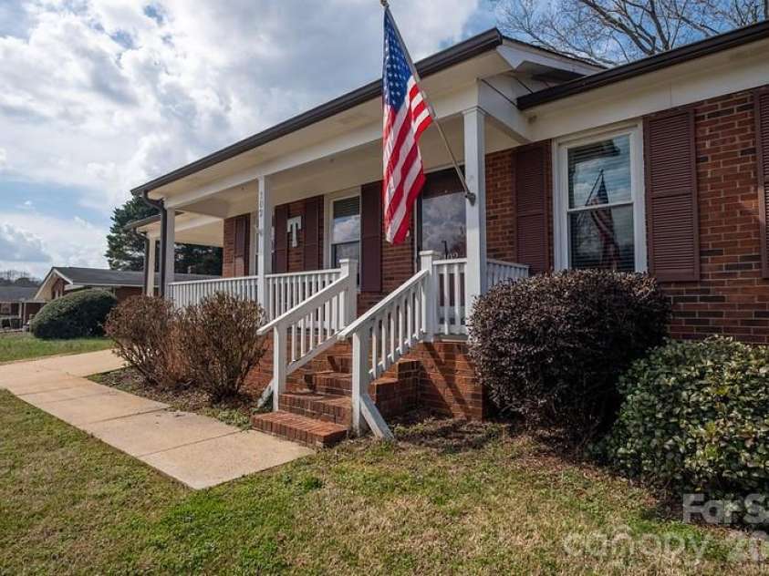 102 Wendover Drive, Lincolnton, NC 28092.  MLS# CAR4352261, YatesRealty ID 7238. 