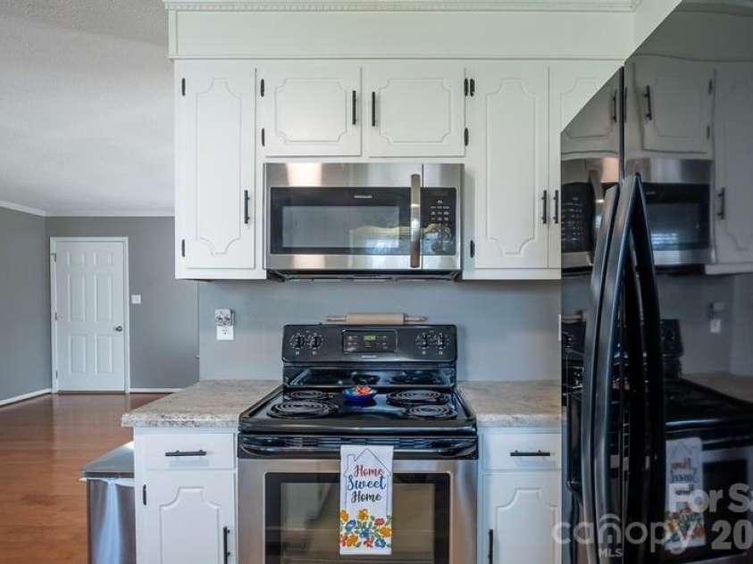 102 Wendover Drive, Lincolnton, NC 28092.  MLS# CAR4352261, YatesRealty ID 7238. 