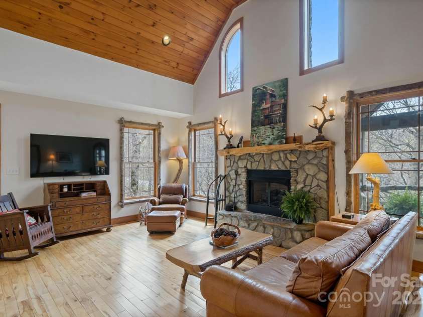 140 Spruce Hollow Road, Beech Mountain, NC 28604.  MLS# CAR4263469, YatesRealty ID 724. Great Room