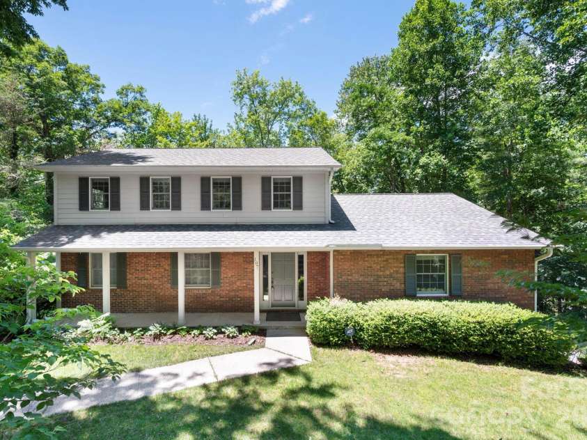 107 Ballantree Drive, Asheville, NC 28803.  MLS# CAR4351990, YatesRealty ID 7240. Sunny Front Yard