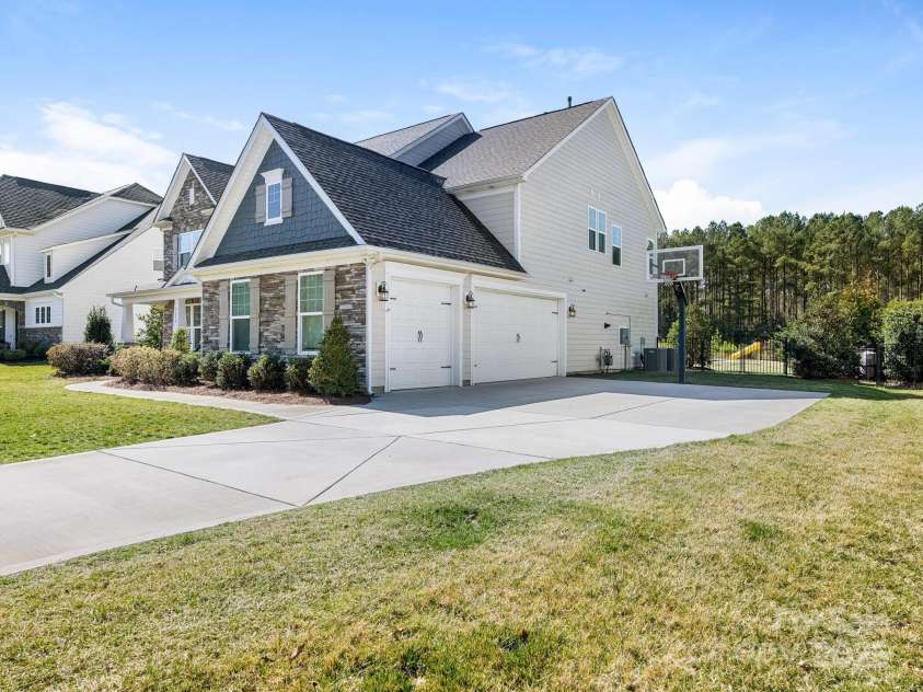 5078 Hyannis Court, Matthews, NC 28104.  MLS# CAR4246672, YatesRealty ID 7244. 