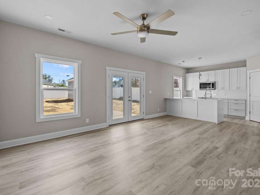 3804 Freedom Drive, Charlotte, NC 28208.  MLS# CAR4245901, YatesRealty ID 7245. Large Living Area