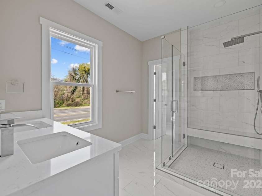 3804 Freedom Drive, Charlotte, NC 28208.  MLS# CAR4245901, YatesRealty ID 7245. Luxurious Master Bath