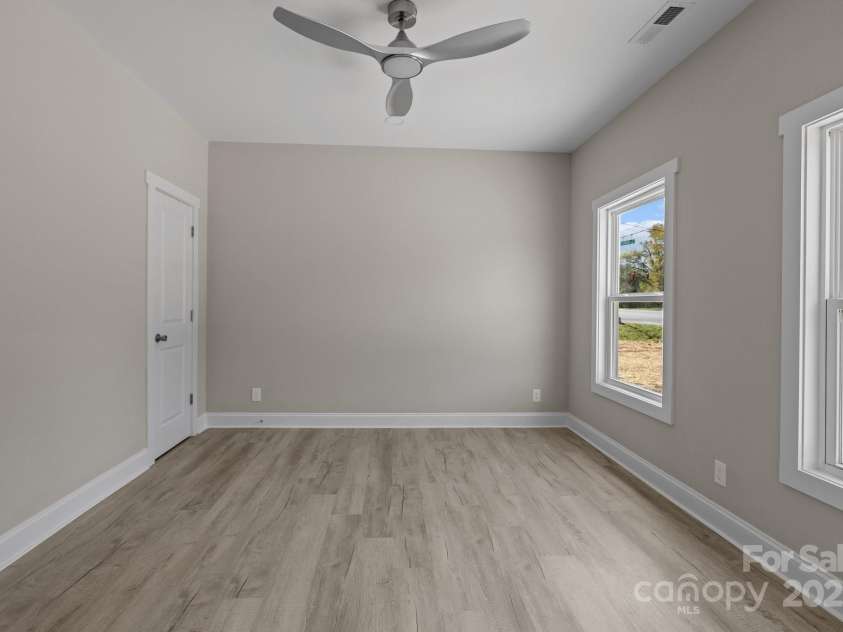 3804 Freedom Drive, Charlotte, NC 28208.  MLS# CAR4245901, YatesRealty ID 7245. Main Floor Bedroom with direct access to full bath