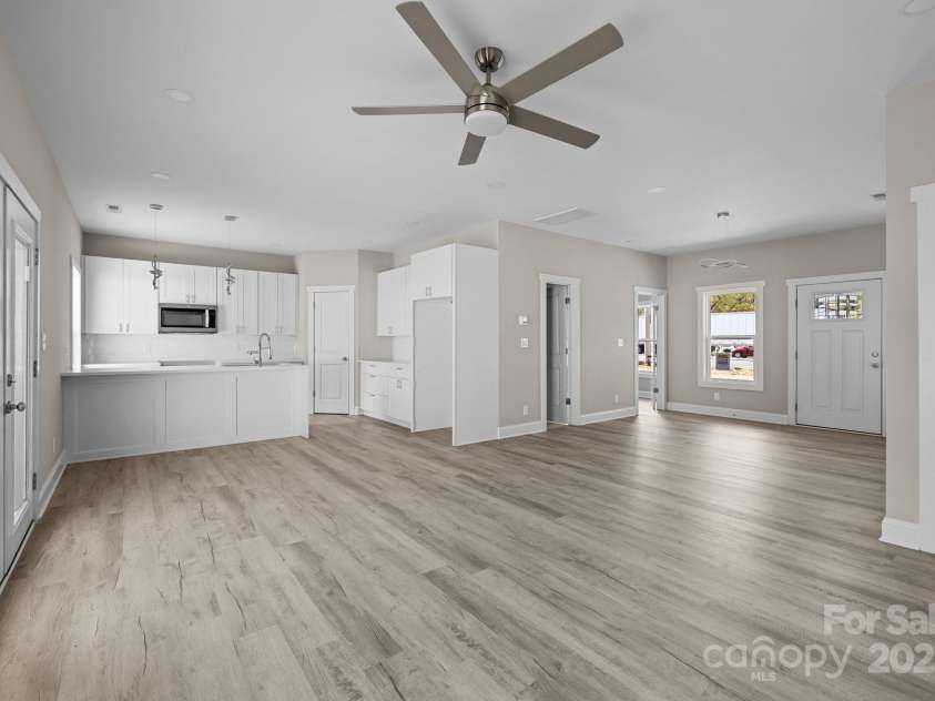 3804 Freedom Drive, Charlotte, NC 28208.  MLS# CAR4245901, YatesRealty ID 7245. Open Floorplan
