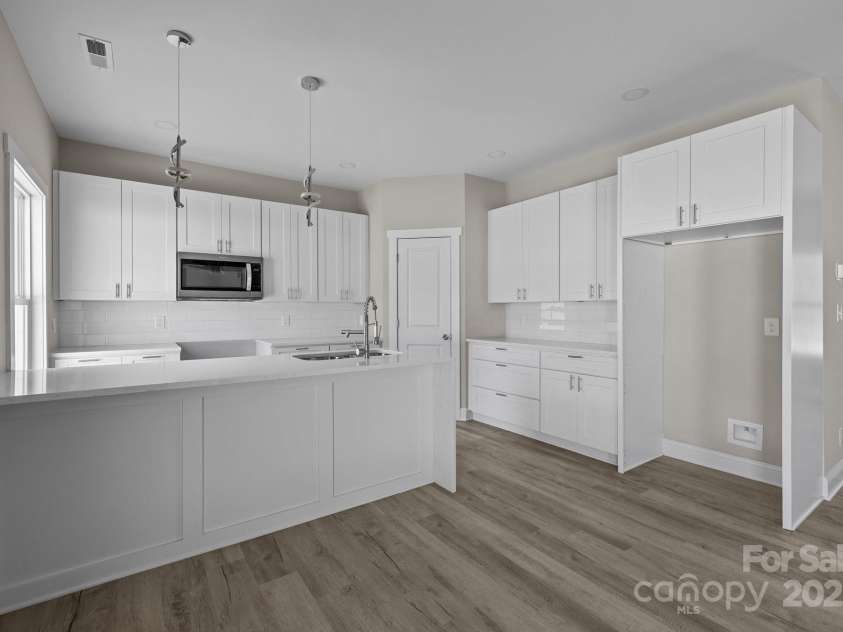 3804 Freedom Drive, Charlotte, NC 28208.  MLS# CAR4245901, YatesRealty ID 7245. Quartz Countertops