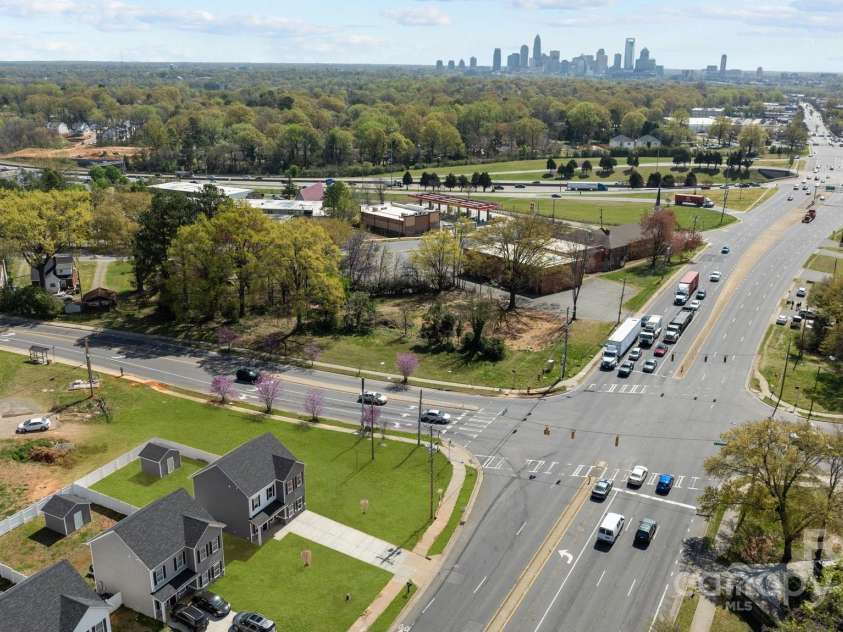 3804 Freedom Drive, Charlotte, NC 28208.  MLS# CAR4245901, YatesRealty ID 7245. Right off I-85 & 4mls from Uptown Charlotte