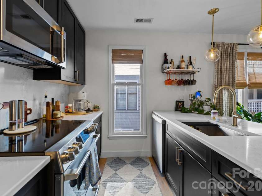 318 Queens Road, Charlotte, NC 28204.  MLS# CAR4341342, YatesRealty ID 7249. 