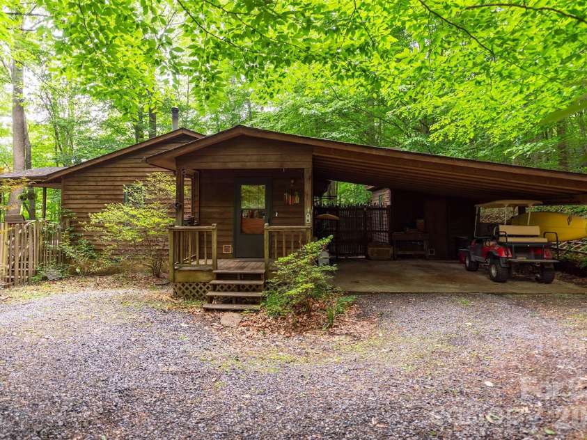 23 Hunting Lodge Drive, Black Mountain, NC 28711.  MLS# CAR4389257, YatesRealty ID 7252. 