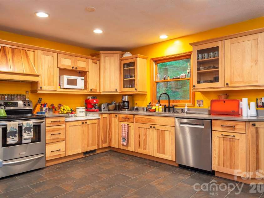 23 Hunting Lodge Drive, Black Mountain, NC 28711.  MLS# CAR4389257, YatesRealty ID 7252. 