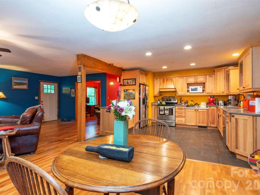 23 Hunting Lodge Drive, Black Mountain, NC 28711.  MLS# CAR4389257, YatesRealty ID 7252. 