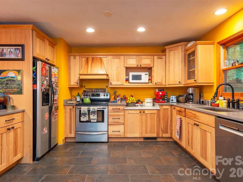 23 Hunting Lodge Drive, Black Mountain, NC 28711.  MLS# CAR4389257, YatesRealty ID 7252. 