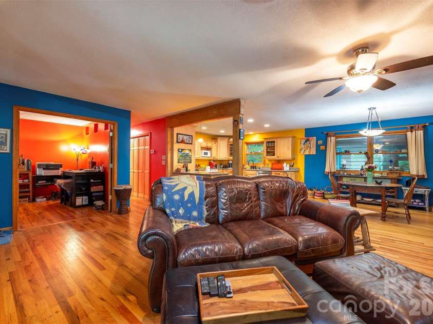 23 Hunting Lodge Drive, Black Mountain, NC 28711.  MLS# CAR4389257, YatesRealty ID 7252. 