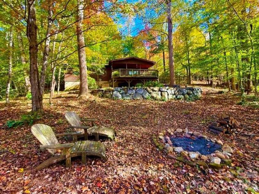 23 Hunting Lodge Drive, Black Mountain, NC 28711.  MLS# CAR4389257, YatesRealty ID 7252. 