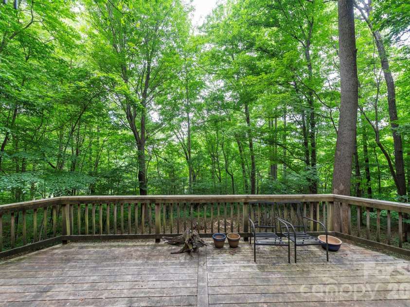 23 Hunting Lodge Drive, Black Mountain, NC 28711.  MLS# CAR4389257, YatesRealty ID 7252. 