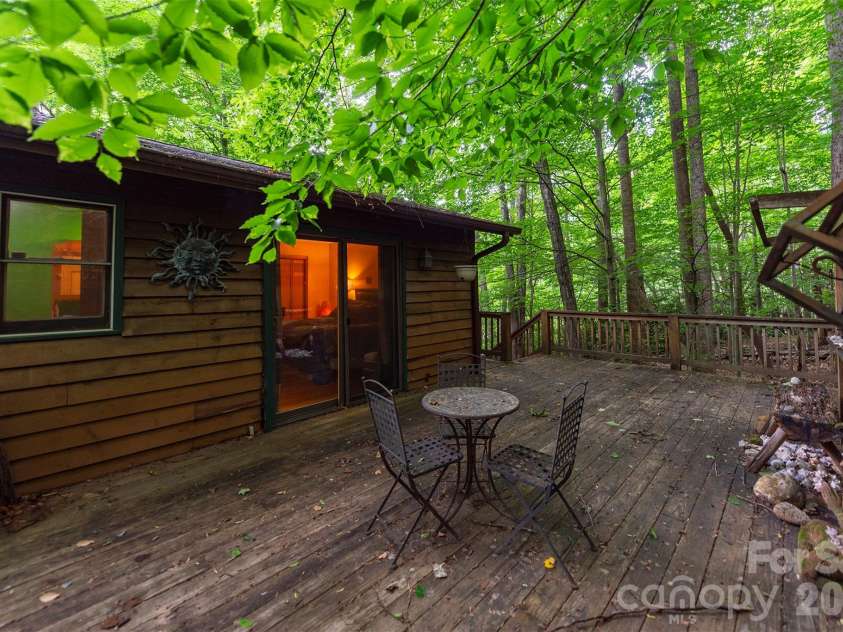 23 Hunting Lodge Drive, Black Mountain, NC 28711.  MLS# CAR4389257, YatesRealty ID 7252. 