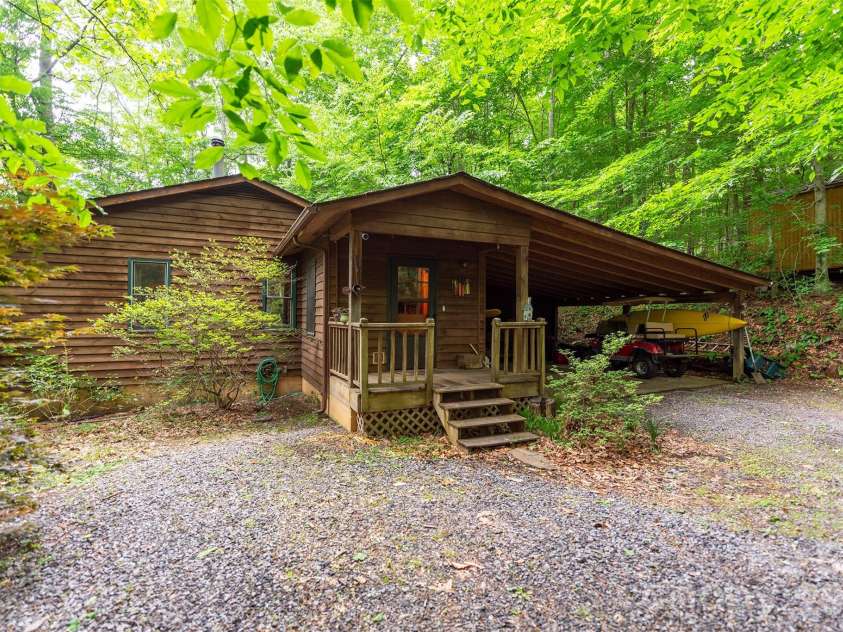 23 Hunting Lodge Drive, Black Mountain, NC 28711.  MLS# CAR4389257, YatesRealty ID 7252. 