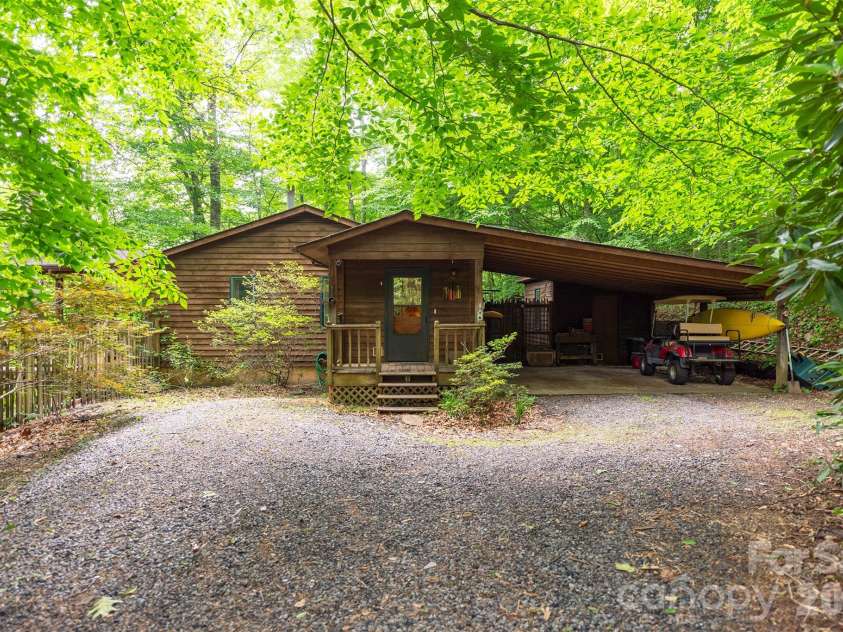 23 Hunting Lodge Drive, Black Mountain, NC 28711.  MLS# CAR4389257, YatesRealty ID 7252. 