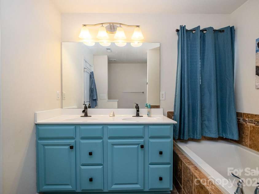 6830 Colonial Garden Drive, Huntersville, NC 28078.  MLS# CAR4220962, YatesRealty ID 7253. 