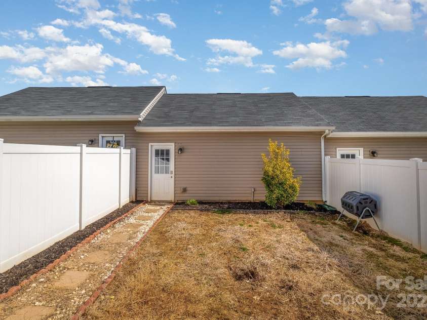 6830 Colonial Garden Drive, Huntersville, NC 28078.  MLS# CAR4220962, YatesRealty ID 7253. 
