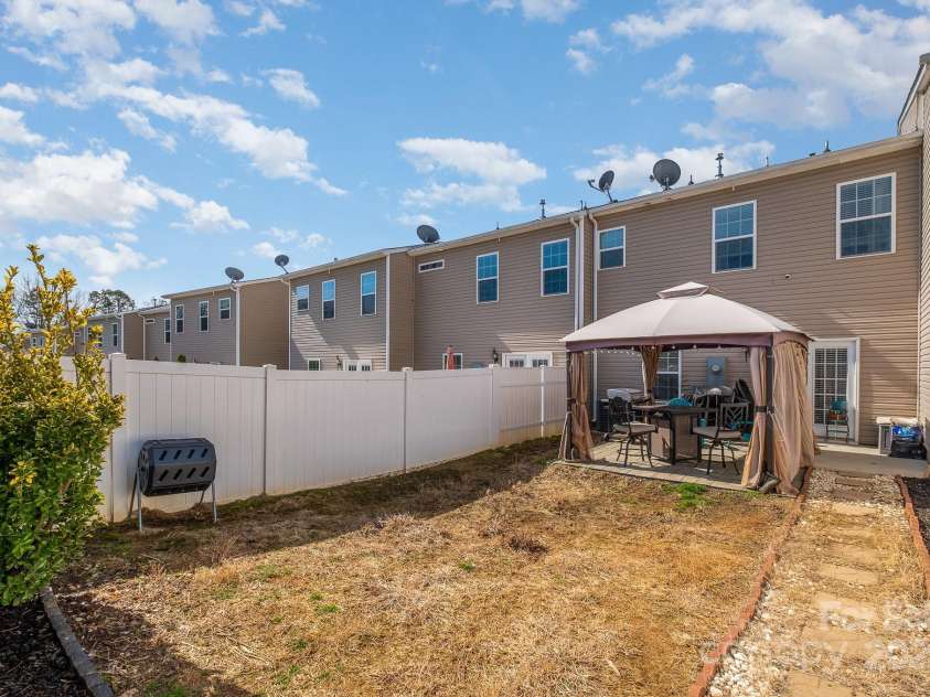 6830 Colonial Garden Drive, Huntersville, NC 28078.  MLS# CAR4220962, YatesRealty ID 7253. 