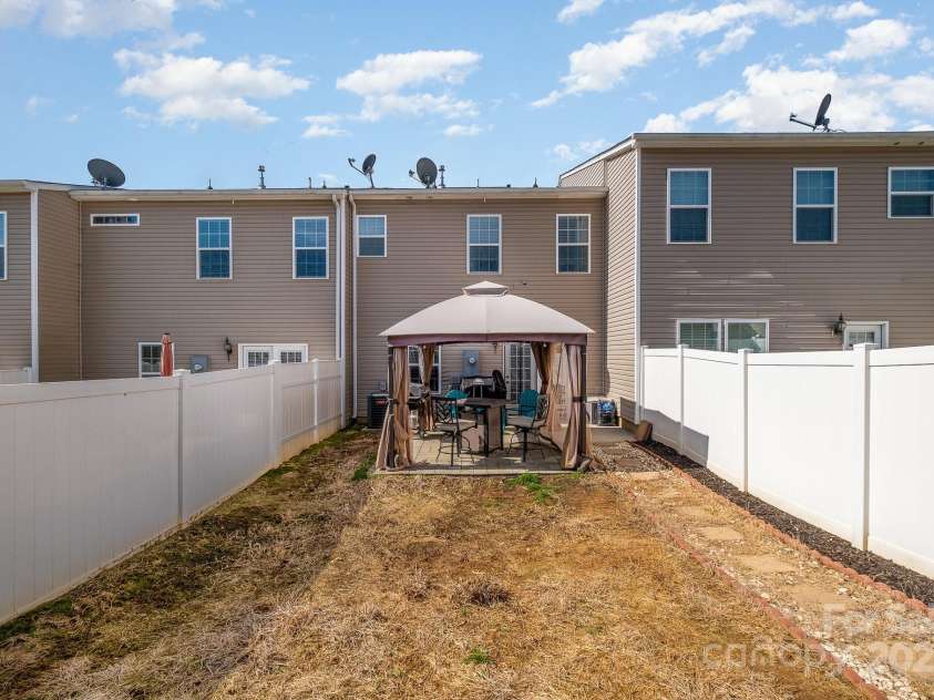 6830 Colonial Garden Drive, Huntersville, NC 28078.  MLS# CAR4220962, YatesRealty ID 7253. 