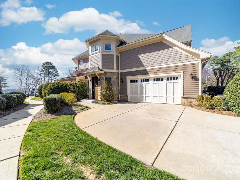 101 Cove Key Lane, Mooresville, NC 28117.  MLS# CAR4233761, YatesRealty ID 7255. 2 Car Garage and Parking in Driveway