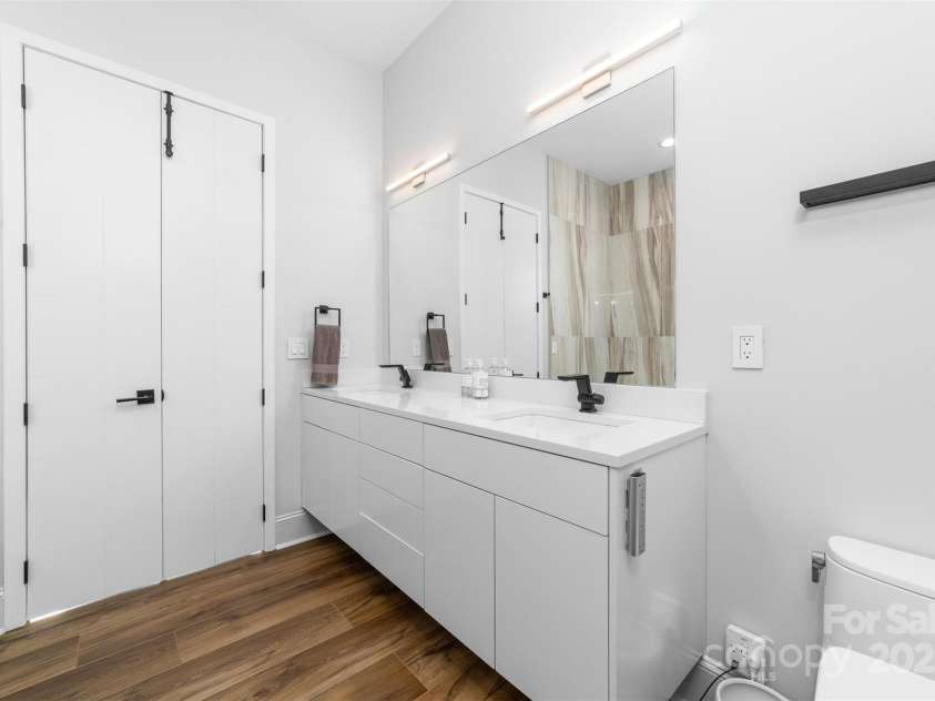 101 Cove Key Lane, Mooresville, NC 28117.  MLS# CAR4233761, YatesRealty ID 7255. Ensuite Bath #3