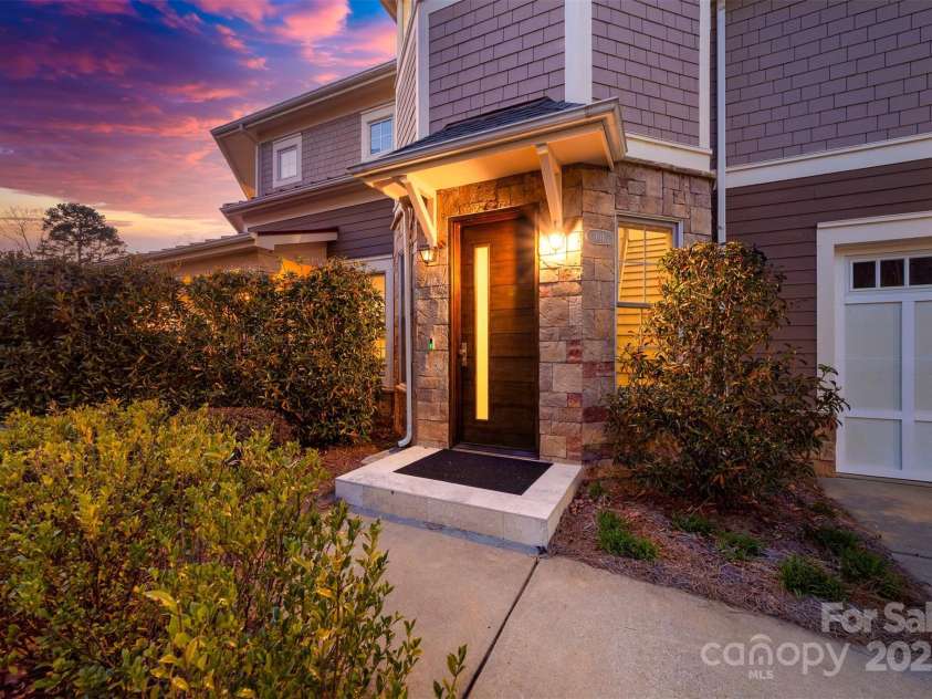 101 Cove Key Lane, Mooresville, NC 28117.  MLS# CAR4233761, YatesRealty ID 7255. Inviting Side Entry