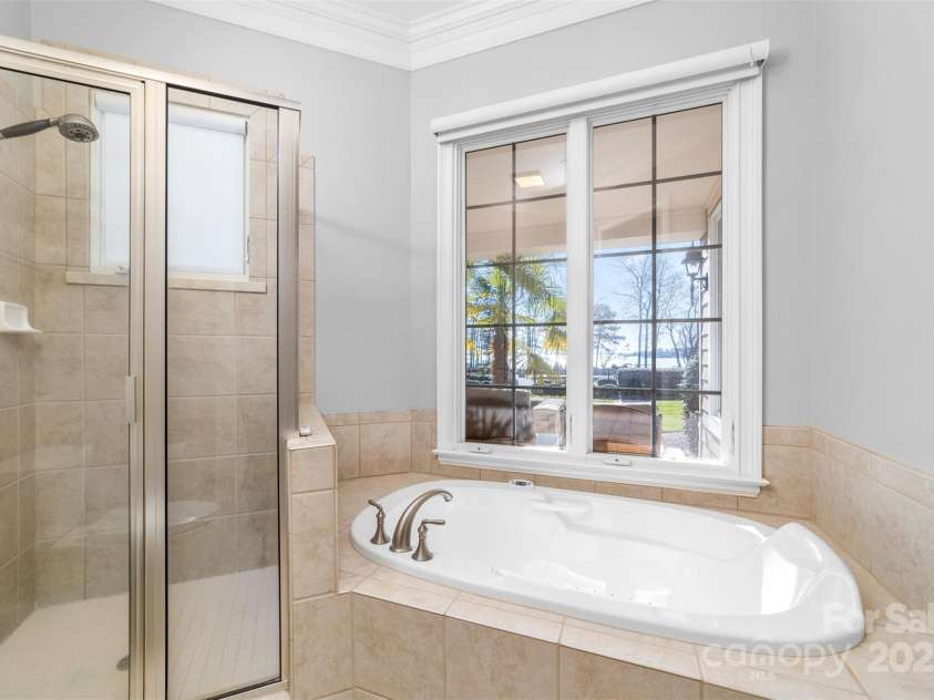 101 Cove Key Lane, Mooresville, NC 28117.  MLS# CAR4233761, YatesRealty ID 7255. Jetted Tub