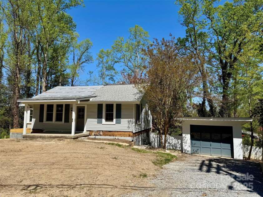1812 Lower Ridgewood Boulevard, Hendersonville, NC 28791.  MLS# CAR4247847, YatesRealty ID 7258. 