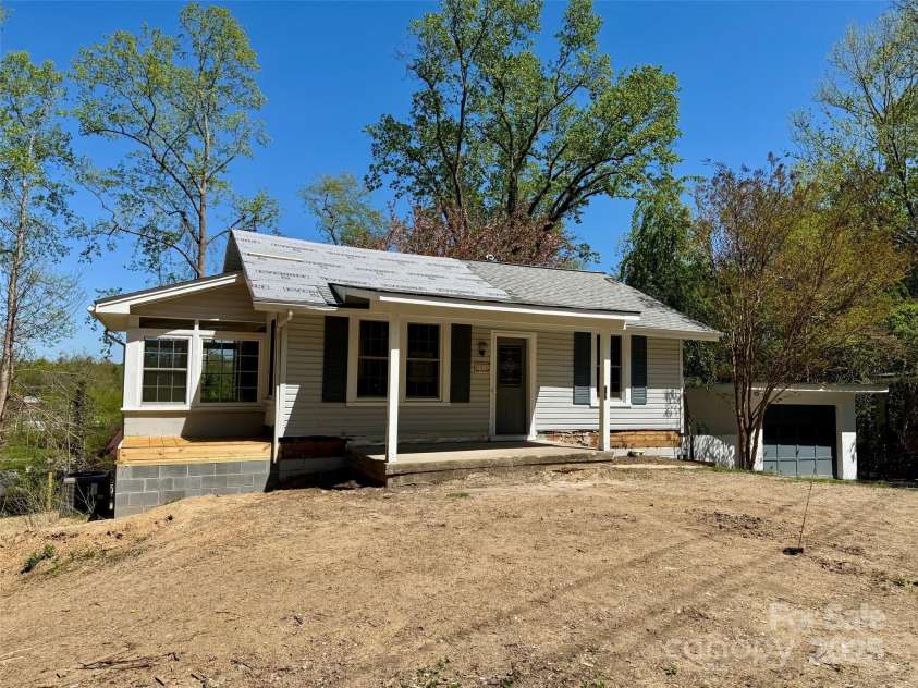 1812 Lower Ridgewood Boulevard, Hendersonville, NC 28791.  MLS# CAR4247847, YatesRealty ID 7258. 