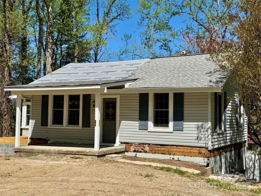 1812 Lower Ridgewood Boulevard, Hendersonville, NC 28791.  MLS# CAR4247847, YatesRealty ID 7258. 