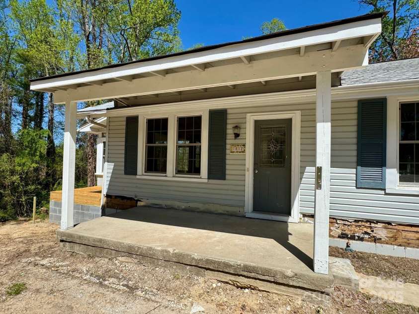 1812 Lower Ridgewood Boulevard, Hendersonville, NC 28791.  MLS# CAR4247847, YatesRealty ID 7258. 