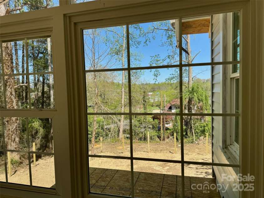 1812 Lower Ridgewood Boulevard, Hendersonville, NC 28791.  MLS# CAR4247847, YatesRealty ID 7258. 