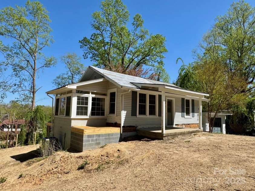 1812 Lower Ridgewood Boulevard, Hendersonville, NC 28791.  MLS# CAR4247847, YatesRealty ID 7258. 