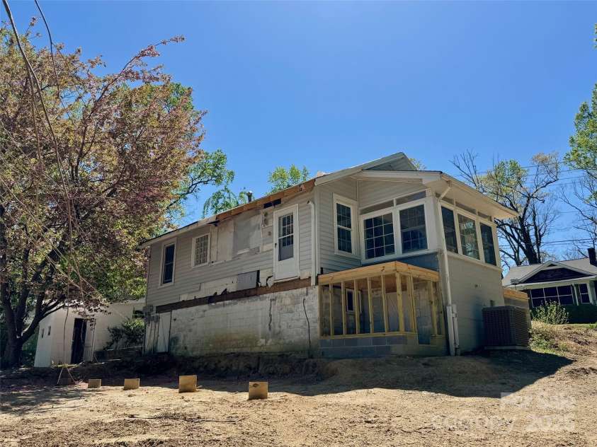 1812 Lower Ridgewood Boulevard, Hendersonville, NC 28791.  MLS# CAR4247847, YatesRealty ID 7258. 