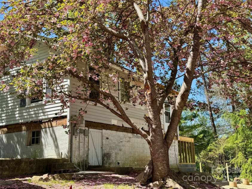 1812 Lower Ridgewood Boulevard, Hendersonville, NC 28791.  MLS# CAR4247847, YatesRealty ID 7258. 