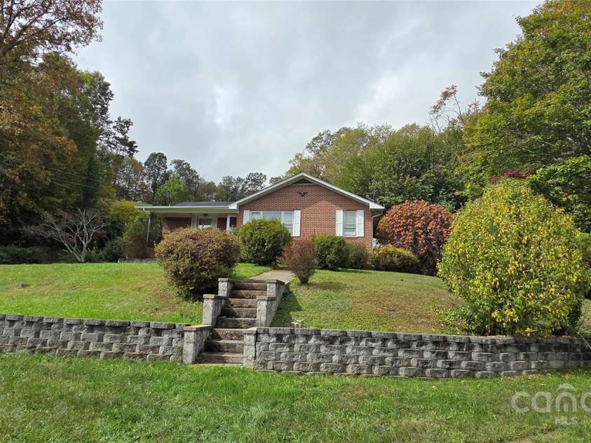 214 Old Dale Road, Spruce Pine, NC 28777.  MLS# CAR4315570, YatesRealty ID 726. 