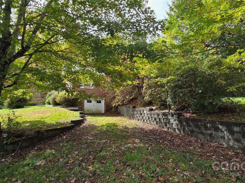 214 Old Dale Road, Spruce Pine, NC 28777.  MLS# CAR4315570, YatesRealty ID 726. 